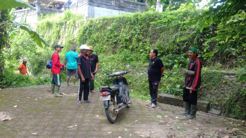 Perbekel Carangsari Turun Langsung Tinjau Daerah Aliran Sungai bersama Krama Subak